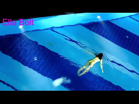 ❤️ Non podo deixar de mirar, unha moza loira que é sorprendida nadando espida na piscina do resort ELLA BOLT ☑ Vídeo porno na pornografía gl.kassa-standupbar.ru ❤